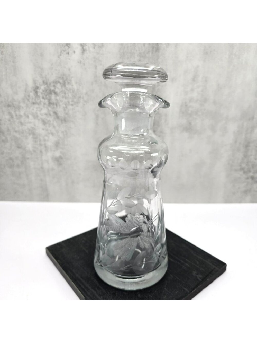 Cambridge Depression Glass Decanter With Floral Etched Design & Stopper VL5050